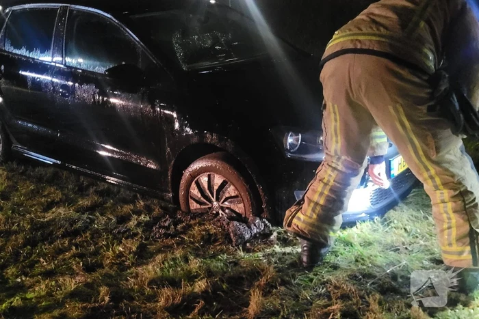 Brandweer trekt ambulance en auto uit modder