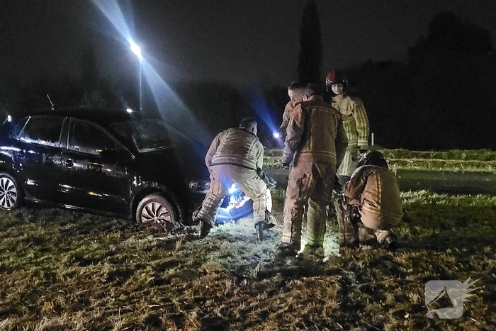 Brandweer trekt ambulance en auto uit modder