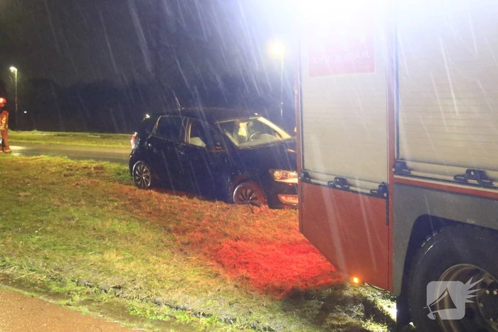 Brandweer trekt ambulance en auto uit modder