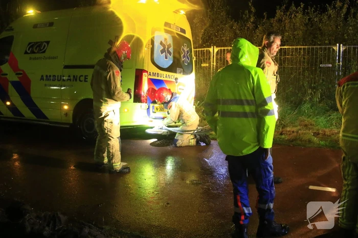 Brandweer trekt ambulance en auto uit modder