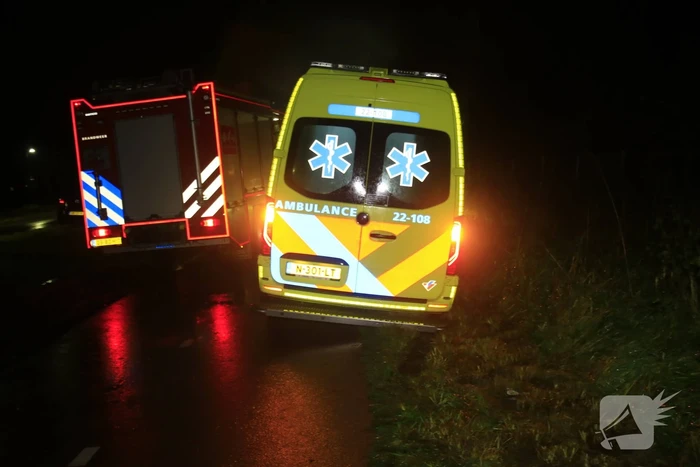 Brandweer trekt ambulance en auto uit modder