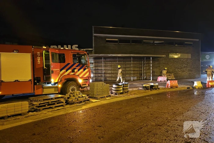 Brandweer blust brand onder luifel