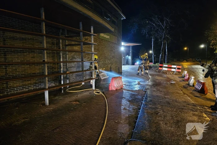 Brandweer blust brand onder luifel