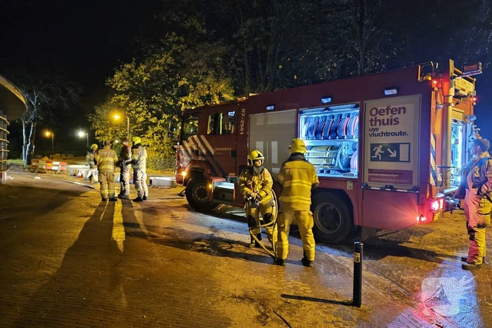 Brandweer blust brand onder luifel