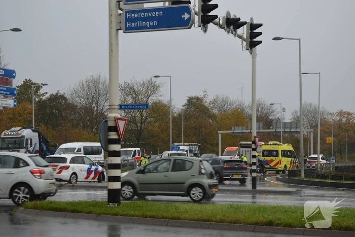 Motorscooter en personenauto botsen op kruising