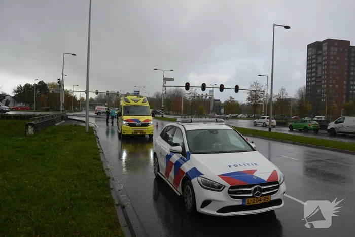 Motorscooter en personenauto botsen op kruising
