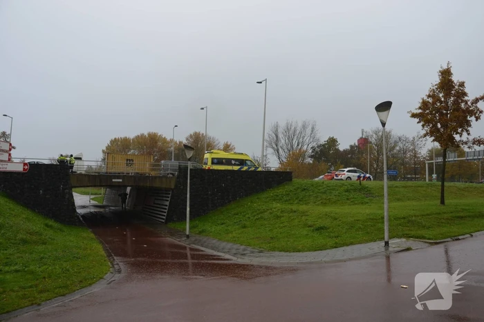 Motorscooter en personenauto botsen op kruising