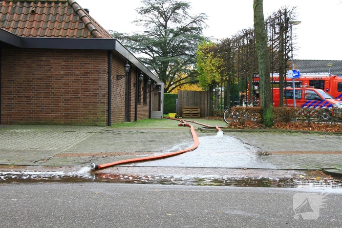 Brandweer pompt ondergelopen kelders leeg