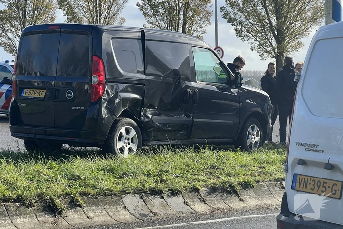Personenauto en bestelbus botsen op gevaarlijke kruising