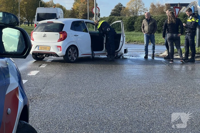 Personenauto en bestelbus botsen op gevaarlijke kruising