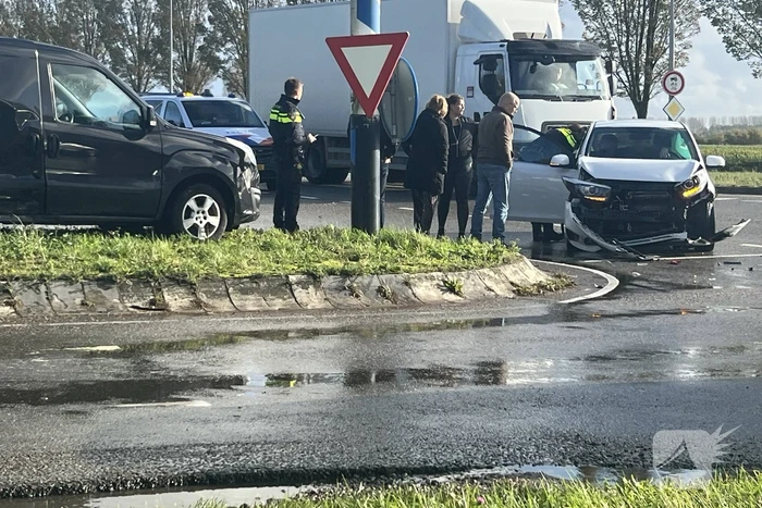 Personenauto en bestelbus botsen op gevaarlijke kruising