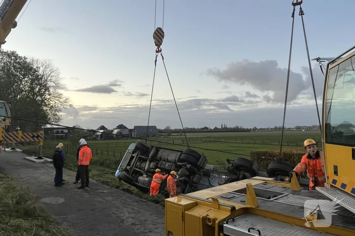Kranen ingezet bij berging gekantelde vrachtwagen