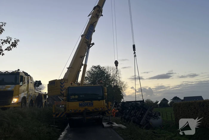Kranen ingezet bij berging gekantelde vrachtwagen