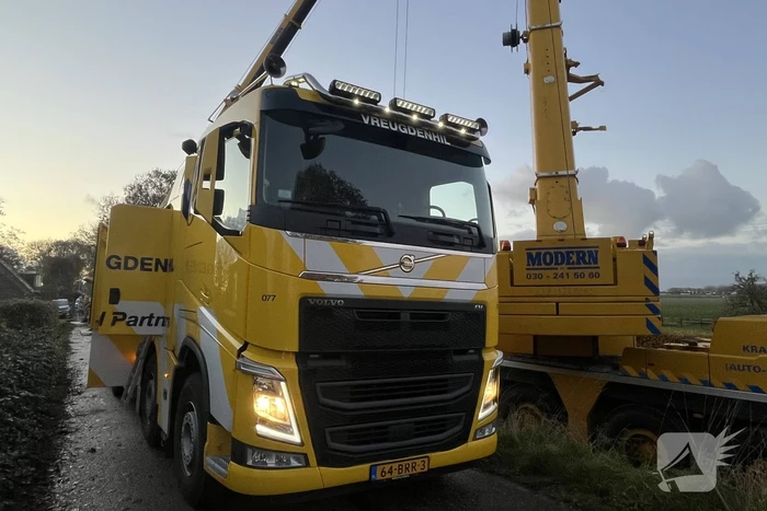 Kranen ingezet bij berging gekantelde vrachtwagen