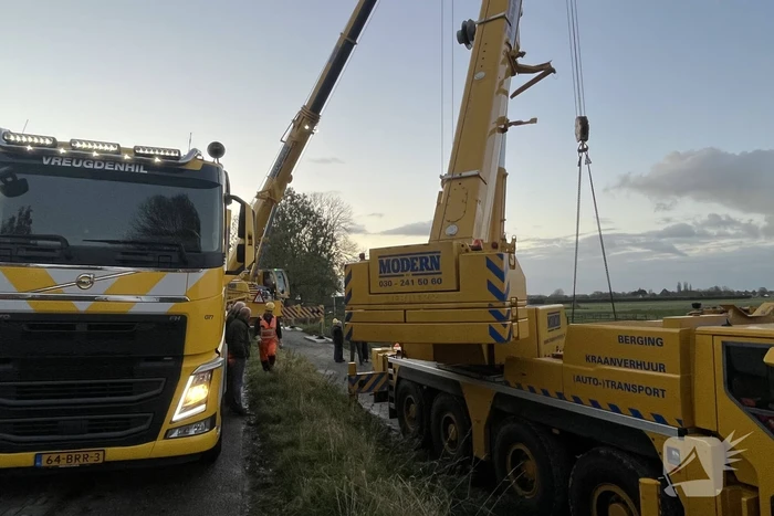 Kranen ingezet bij berging gekantelde vrachtwagen