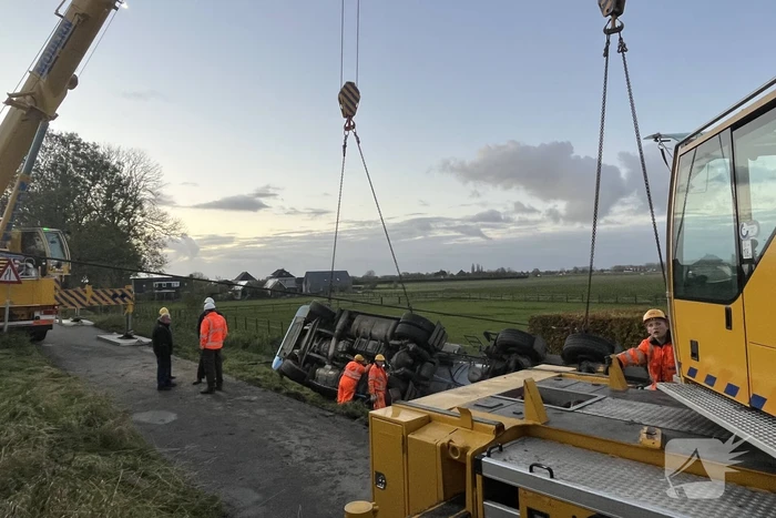 Kranen ingezet bij berging gekantelde vrachtwagen