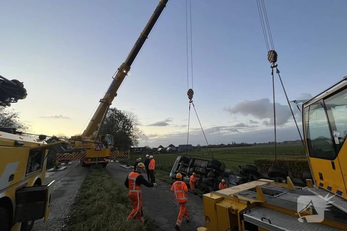 Kranen ingezet bij berging gekantelde vrachtwagen