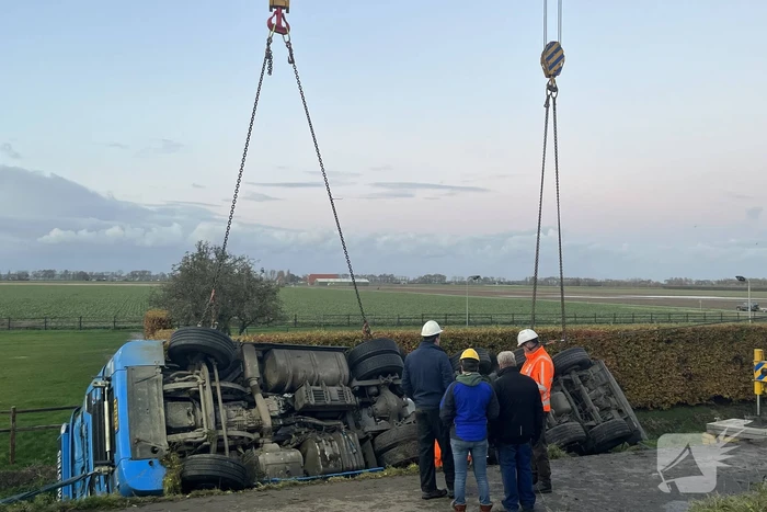 Kranen ingezet bij berging gekantelde vrachtwagen