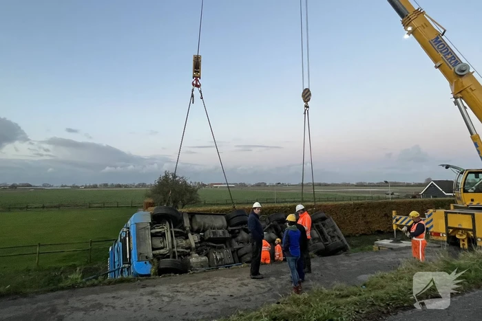 Kranen ingezet bij berging gekantelde vrachtwagen