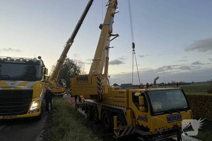 Kranen ingezet bij berging gekantelde vrachtwagen