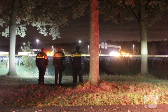Aanhouding en gewonde nadat auto over de kop slaat