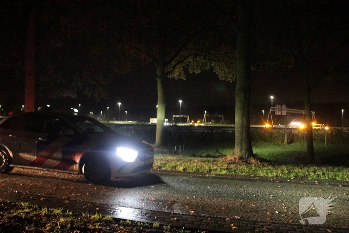 Aanhouding en gewonde nadat auto over de kop slaat