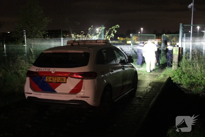 Aanhouding en gewonde nadat auto over de kop slaat