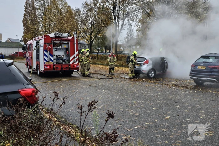 Auto vat vlam tijdens het rijden