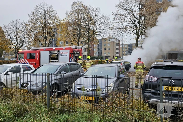 Auto vat vlam tijdens het rijden