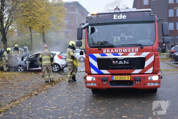 Auto vat vlam tijdens het rijden