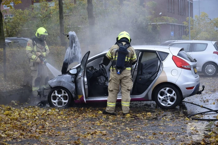 Auto vat vlam tijdens het rijden