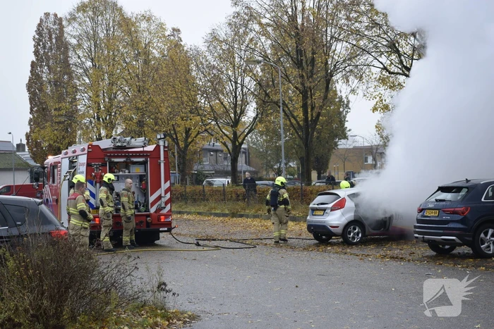 Auto vat vlam tijdens het rijden