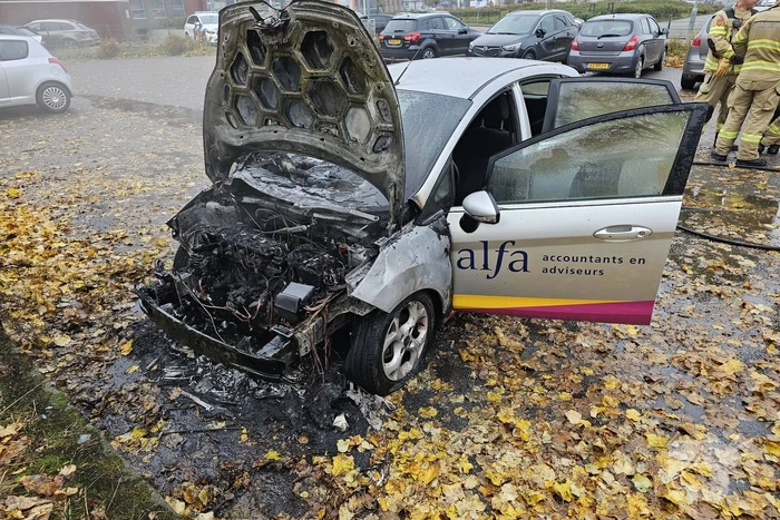 Auto vat vlam tijdens het rijden