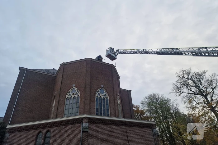 Brandweer blust brand op dak van Kapel