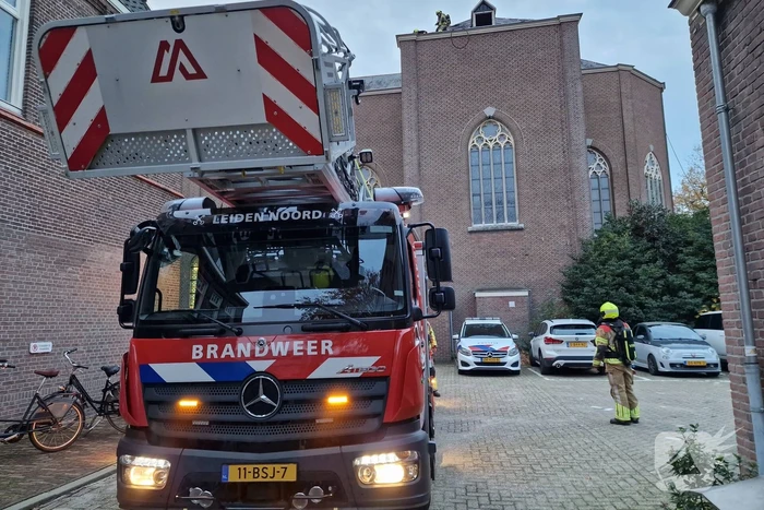 Brandweer blust brand op dak van Kapel