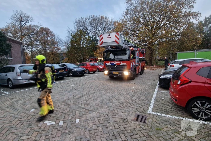 Brandweer blust brand op dak van Kapel