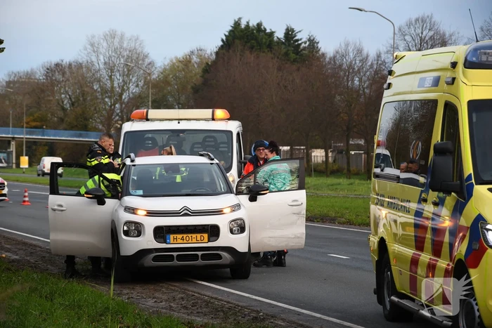 Bestelbus en personenauto botsen achterop elkaar