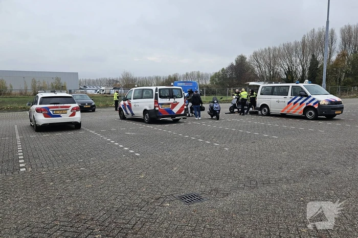 Politie houdt algemene verkeerscontrole op parkeerterrein