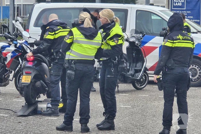 Politie houdt algemene verkeerscontrole op parkeerterrein