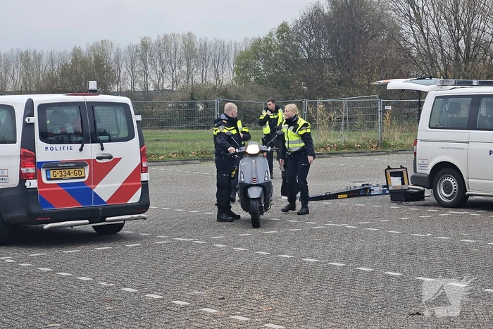 Politie houdt algemene verkeerscontrole op parkeerterrein