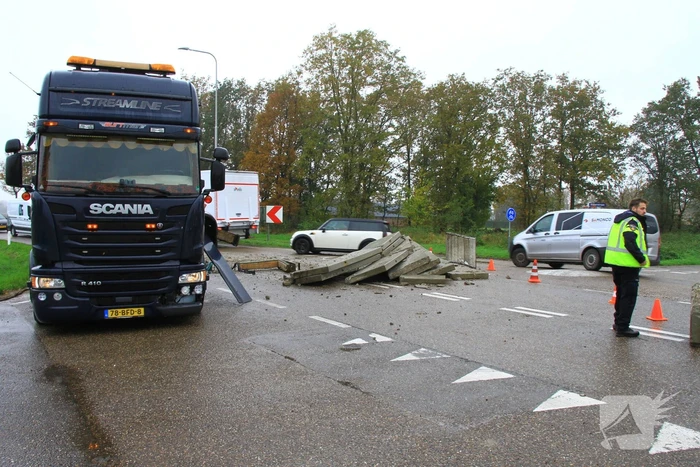 Vrachtwagen verliest lading betonplaten