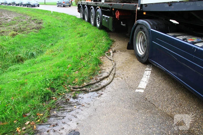 Vrachtwagen verliest lading betonplaten