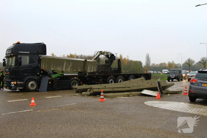 Vrachtwagen verliest lading betonplaten