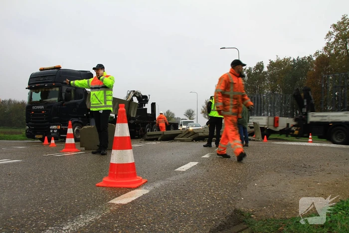 Vrachtwagen verliest lading betonplaten