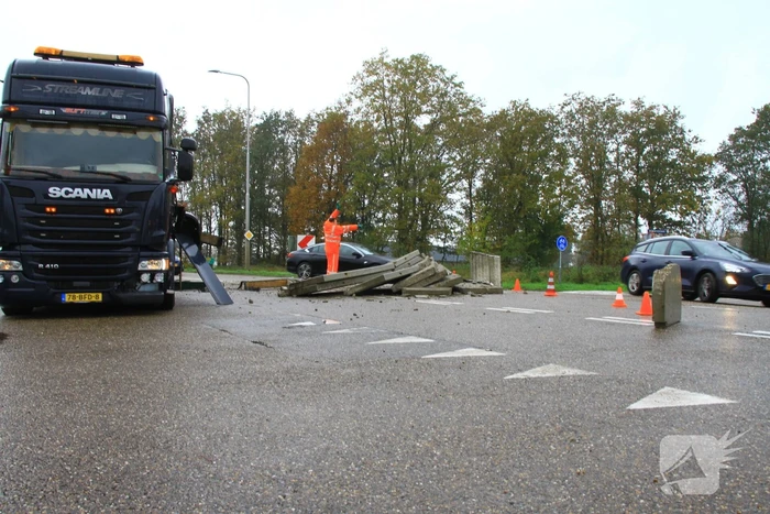 Vrachtwagen verliest lading betonplaten