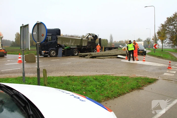 Vrachtwagen verliest lading betonplaten