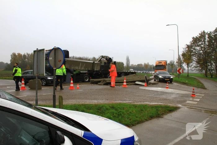 Vrachtwagen verliest lading betonplaten