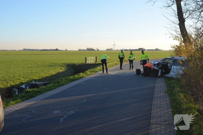 Persoon zwaargewond bij frontale botsing