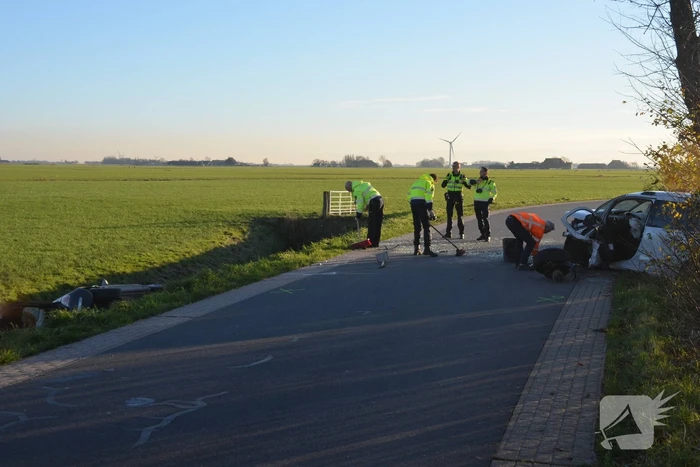 Persoon zwaargewond bij frontale botsing