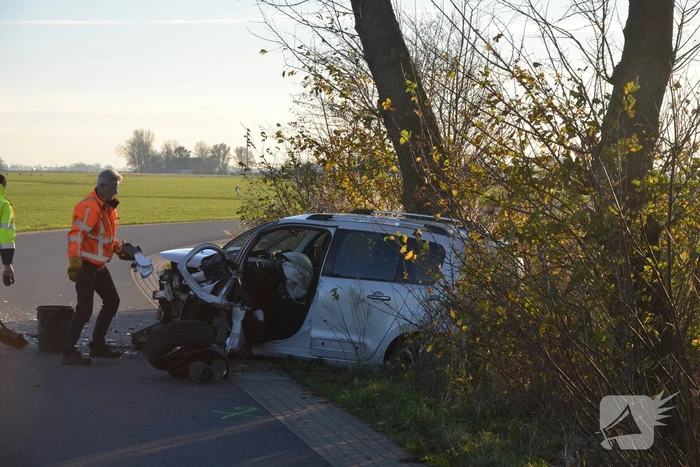 Persoon zwaargewond bij frontale botsing